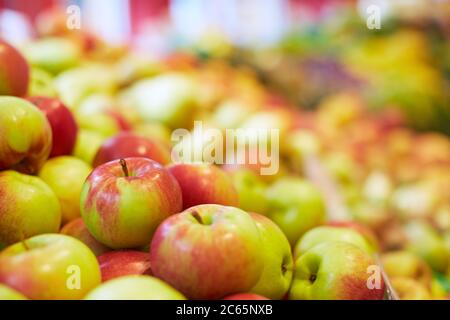 Nel supermercato c'erano molte mele Santana fresche Foto Stock