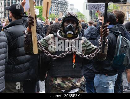 Una grande folla si è riunita per infrangere le regole di blocco del Covid-19 per partecipare alla protesta 'Black Lives Matter' a Londra per mostrare rabbia per l'uccisione illegale di George Floyd da parte della polizia a Minneapolis, Stati Uniti. Caratterizzato da: Atmosfera dove: Londra, Regno Unito quando: 06 Giu 2020 credito: Mario Mitsis/WENN Foto Stock