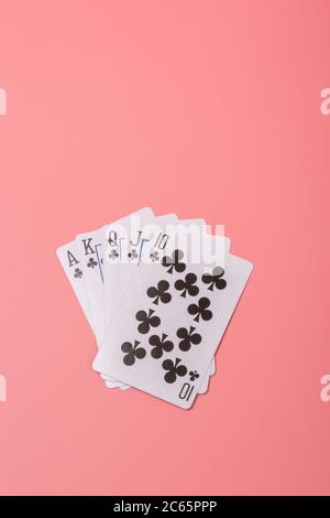 Carte da gioco espanse su sfondo rosa Foto Stock