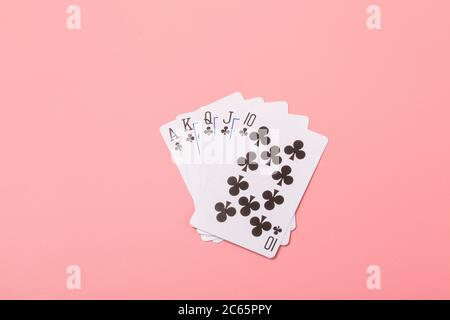 Carte da gioco espanse su sfondo rosa Foto Stock