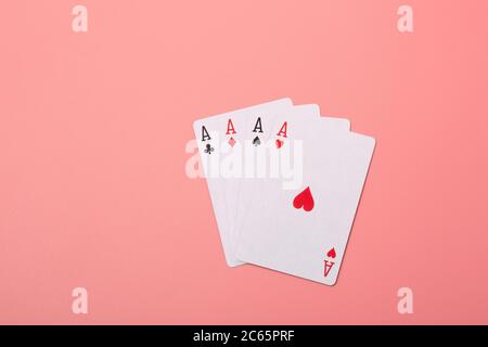 Carte da gioco espanse su sfondo rosa Foto Stock