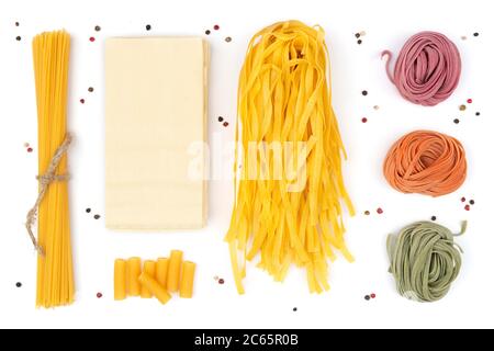 Set ordinato di diversi tipi di pasta e peperoni su sfondo bianco Foto Stock