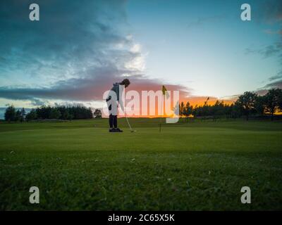 Lauder, Regno Unito. 06 luglio 2020. Lauder, frontiere scozzesi. 6 luglio 2020 Naomi Cessford ha ritratto mettendo sul nono verde del Lauder Golf Club, come un tramonto fuoco cade sopra i confini scozzesi. Credit: phil wilkinson/Alamy Live News Foto Stock