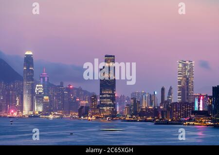 Hong Kong Island e lo skyline di Tsim Sha Shui al tramonto, Hong Kong Foto Stock