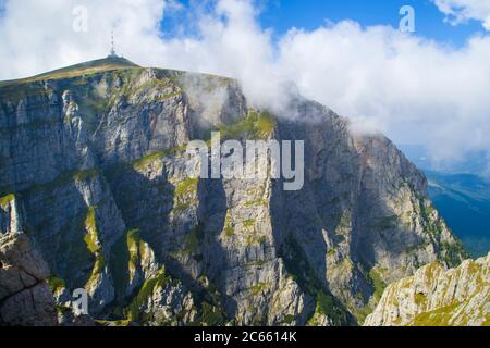 Scena estiva di montagna in rumeni Carpazi, muri di pietra e nuvole in Bucegi montagne Foto Stock