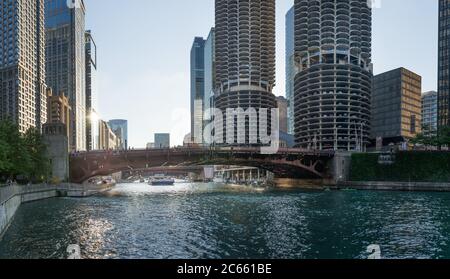 Chicago, Illinois USA- 30 giugno 2018, Chicago River Cityscape, state Street, Bataan-Corregidor Memorial bridge durante il giorno, panorama ( per l'editore Foto Stock