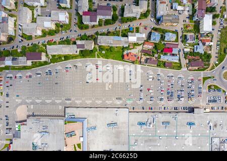 Parcheggio vicino al centro commerciale, vista dall'alto Foto Stock