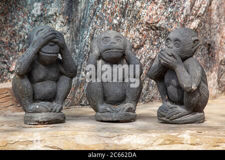 Piccole statue delle tre scimmie sagge conosciute come Mazaru, Kikazaru e Iwazaru, che incarnano il proverbio 'non vedere il male, non sentire il male, non parlare il male'. Foto Stock