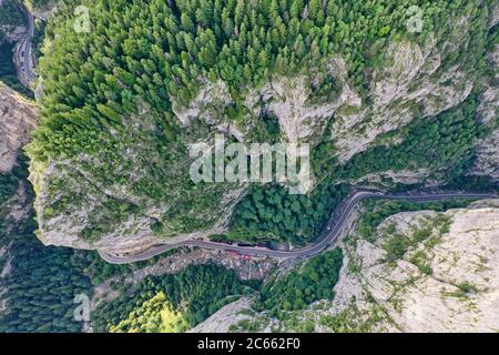 Stretto canyon e tortuosa strada in rumeno Carpazi, gole Bicaz visto dall'alto in estate Foto Stock