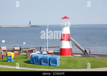 faro modello di vimini con tetto sedie da spiaggia sulla spiaggia verde a Cuxhaven-Grimmershörn, Mare del Nord spa Cuxhaven, bassa Sassonia, Germania, Europa Foto Stock