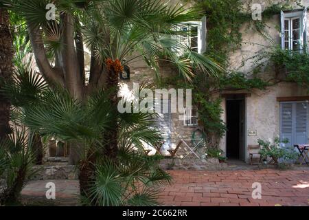 Incantevole piazza della Costa Azzurra di Antibes Foto Stock