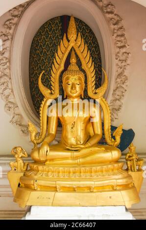 Tipico Buddha tailandese a mano statua Grunge sfondo Foto Stock