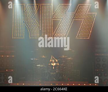 Il batterista Eric Singer suona con UN BACIO all'Hard Rock Live Arena di Hollywood, Florida. Foto Stock