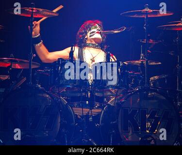 Il batterista Eric Singer suona con UN BACIO all'Hard Rock Live Arena di Hollywood, Florida. Foto Stock