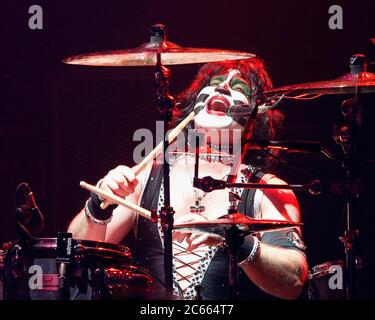 Il batterista Eric Singer suona con UN BACIO all'Hard Rock Live Arena di Hollywood, Florida. Foto Stock