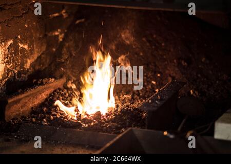 Forgia il fuoco in un vecchio misty Foto Stock