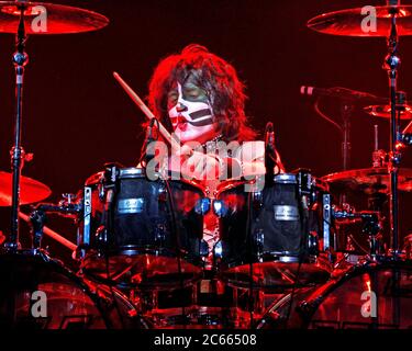 Il batterista Eric Singer suona con UN BACIO all'Hard Rock Live Arena di Hollywood, Florida. Foto Stock