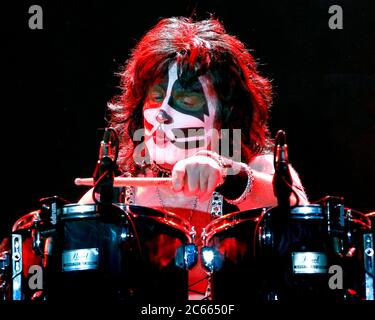 Il batterista Eric Singer suona con UN BACIO all'Hard Rock Live Arena di Hollywood, Florida. Foto Stock