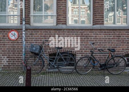 Biciclette ad Amsterdam di fronte ad un divieto di parcheggio per biciclette, Olanda, Paesi Bassi Foto Stock