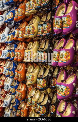Scarpe di legno multicolore, Olanda, Olanda Foto Stock