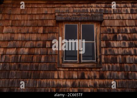 vecchia finestra in legno con persiane in legno Foto Stock