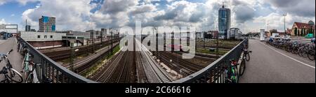 Foto panoramica dal ponte Donnersberger sulle piste ferroviarie per Monaco, Monaco, Baviera, Germania Foto Stock