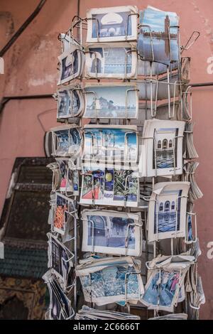 Vecchie cartoline su un rack a Marrakech, Marocco Foto Stock