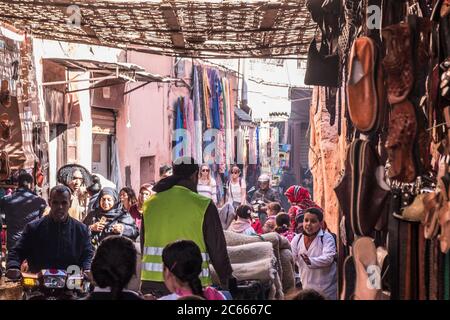 Vicolo stretto con negozi a Souk a Marrakech, Marocco Foto Stock