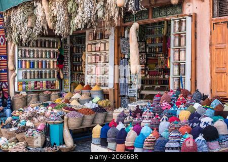 Cappelli e spezie lavorati a mano in un souk a Marrakech, Marocco Foto Stock