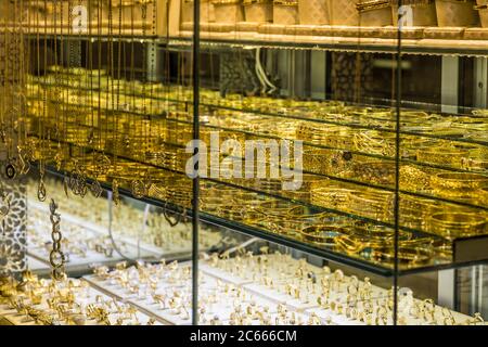 Gioielli in oro in un negozio di gioielli in un souk, Marrakech, Marocco Foto Stock