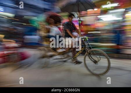 Driver risciò a Kathmandu, Nepal, messa a fuoco morbida, sfocata Foto Stock