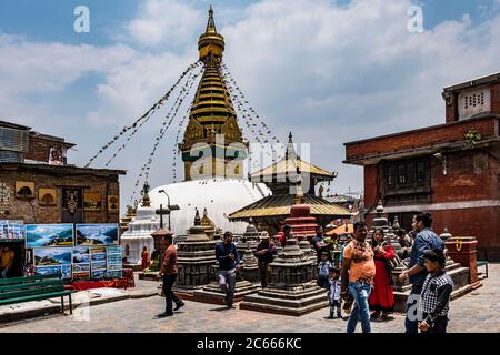 Stupa nel complesso del tempio di Swayambhunath vicino a Kathmandu in Nepal Foto Stock