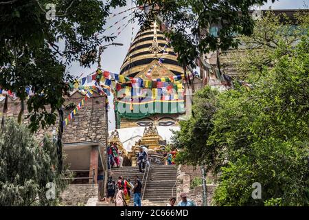 Scala e Stupa al Tempio di Swayambhunath vicino a Kathmandu in Nepal Foto Stock