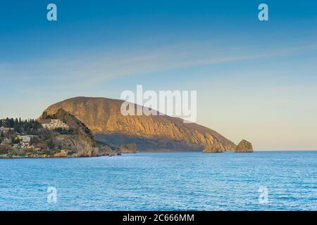 Ayu-dag montagna. Vista dal villaggio di Gurzuf. Penisola di Crimea, Ucraina Foto Stock