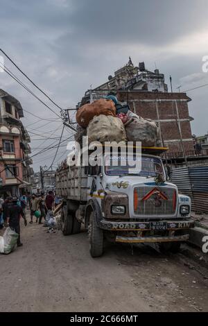 Camion completamente carico, traffico stradale a Kathmandu, Nepal Foto Stock