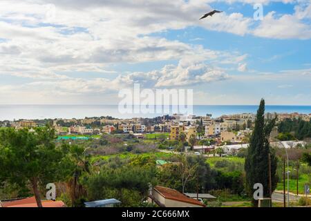 Skyline di Paphos con uccelli che volano nel cielo, Cipro Foto Stock