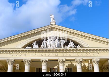 Primo piano del Palazzo della Cultura dell'Unione del lavoro, Piazza di Ottobre, Minsk, Bielorussia Foto Stock