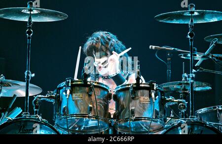 Il batterista Eric Singer suona con UN BACIO all'Hard Rock Live Arena di Hollywood, Florida. Foto Stock