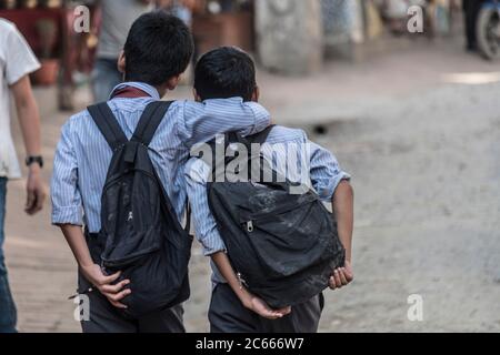 Due scolari a Kathmandu, Nepal Foto Stock