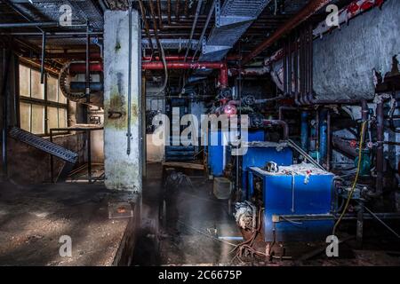 Cantina di riscaldamento di un vecchio hotel abbandonato Foto Stock