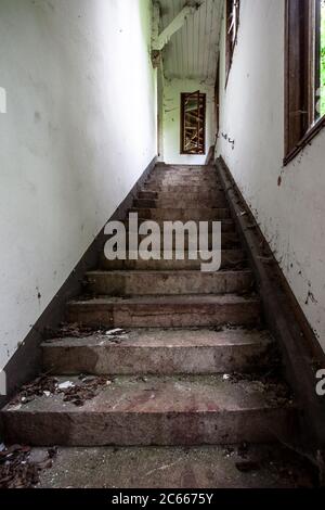 Scala di un vecchio hotel abbandonato Foto Stock