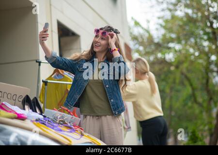 Positiva bella donna che prende selfie sul suo telefono Foto Stock