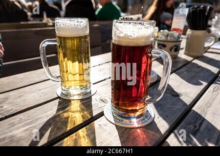 due bicchieri da birra, birra chiara e scura Foto Stock