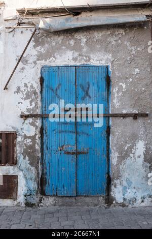 Porta blu in una parete Foto Stock