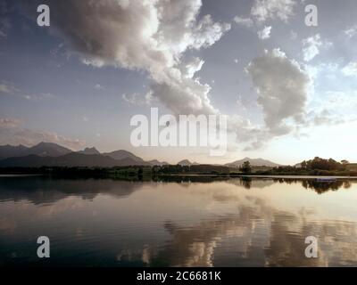 Il lago Allgäuer Hopfensee al sole di sera Foto Stock