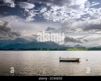 Hopfensee con barca alla luce della sera Foto Stock