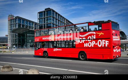 Tour panoramico della città in autobus Hop-on Hop-Off, di fronte alla stazione principale di Lehrte, Berlino, Germania Foto Stock