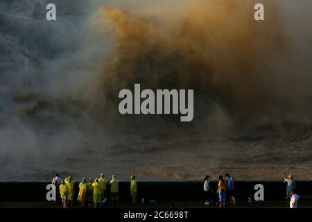 Il bacino di Xiaolangdi è scarico di acqua e desilting nella stagione di alluvione a Luoyang, Henan, Cina il 06 luglio 2020.(Photo by TPG/cnsphotos) (Photo by Top Photo/Sipa USA) Foto Stock