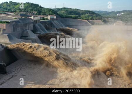 Il bacino di Xiaolangdi è scarico di acqua e desilting nella stagione di alluvione a Luoyang, Henan, Cina il 06 luglio 2020.(Photo by TPG/cnsphotos) (Photo by Top Photo/Sipa USA) Foto Stock