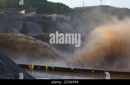 Il bacino di Xiaolangdi è scarico di acqua e desilting nella stagione di alluvione a Luoyang, Henan, Cina il 06 luglio 2020.(Photo by TPG/cnsphotos) (Photo by Top Photo/Sipa USA) Foto Stock